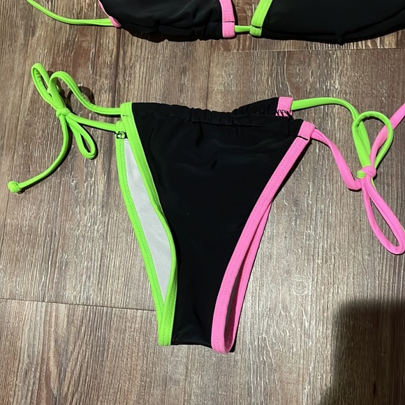 Brazilian bikini - Picture 3 of 3